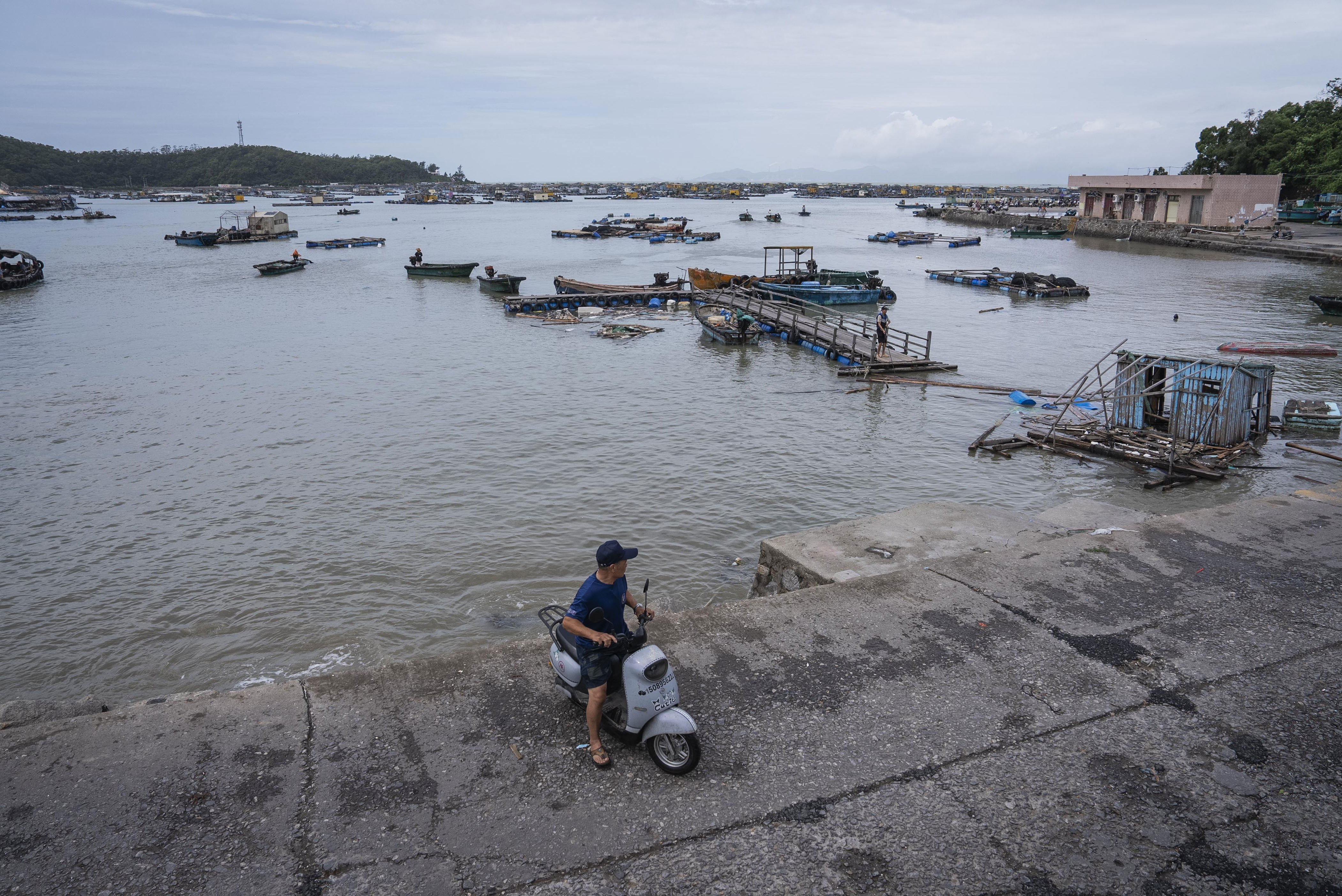 台风一过, 待自家渔船, 闸坡镇西北 台风一过, 待自家渔船, 闸坡镇西北