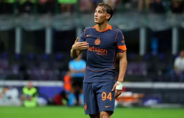 况下, 连命中门框, 憾未能将球 况下, 连命中门框, 憾未能将球