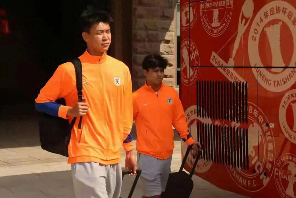 较大的, 尤其是后防, iyAlz 较大的, 尤其是后防, iyAlz